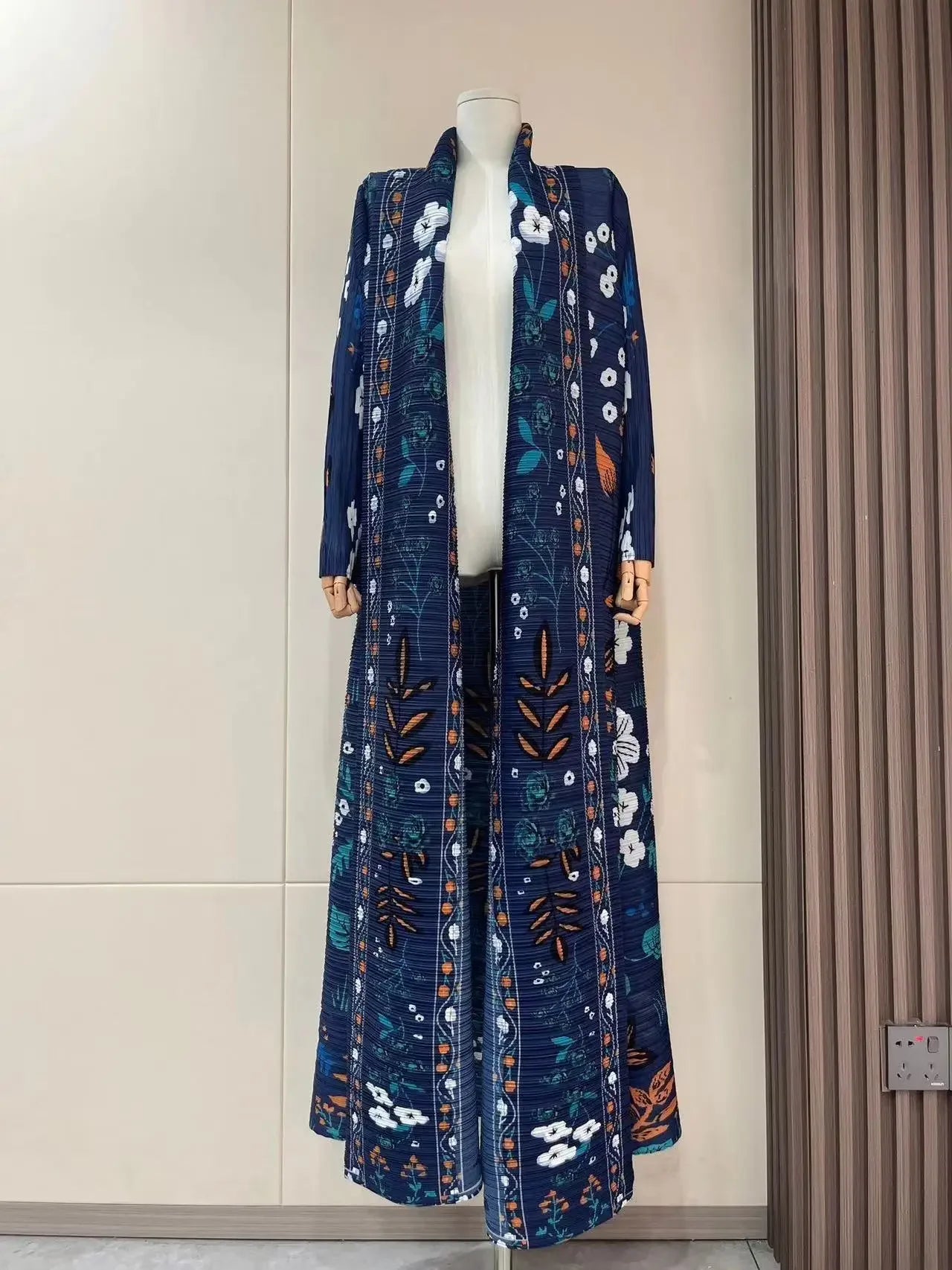 Miyake Pleated 2024 New Folded Collar Long Sleeved Retro Printed Dress Belt for Women Dubai Designer Original Fashion Loose Coat