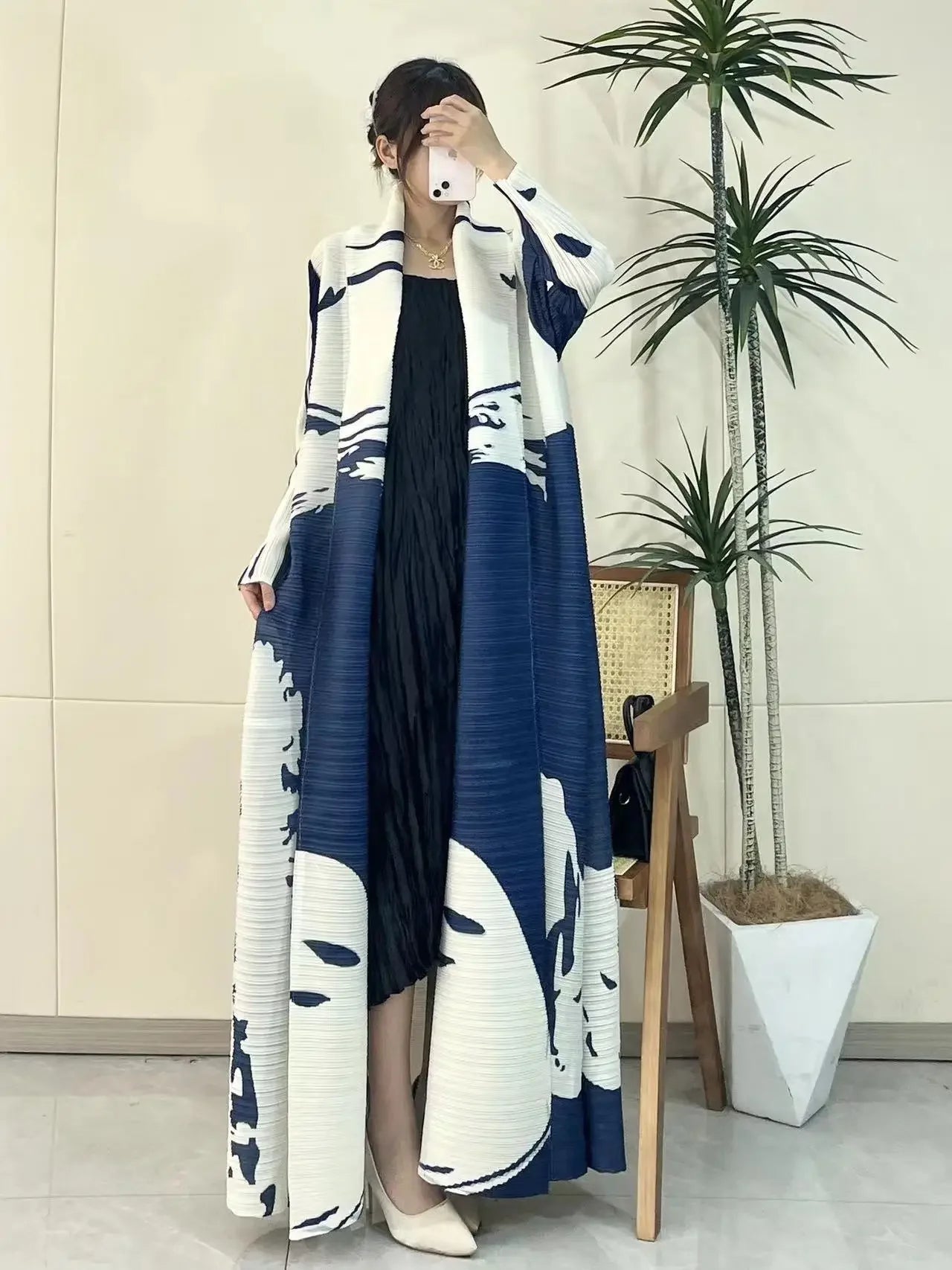 Miyake Pleated 2024 New Folded Collar Long Sleeved Retro Printed Dress Belt for Women Dubai Designer Original Fashion Loose Coat