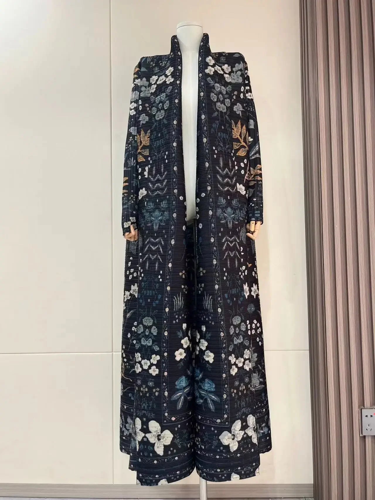 Miyake Pleated 2024 New Folded Collar Long Sleeved Retro Printed Dress Belt for Women Dubai Designer Original Fashion Loose Coat