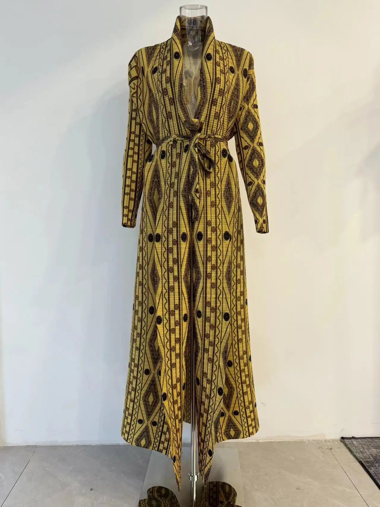 Miyake Pleated 2024 New Folded Collar Long Sleeved Retro Printed Dress Belt for Women Dubai Designer Original Fashion Loose Coat